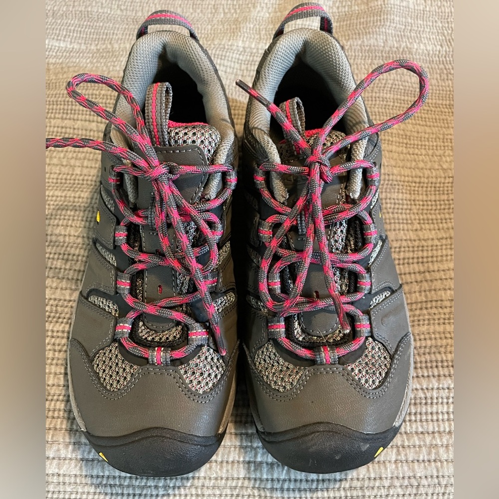 Women’s Size 7 Keen Hiking Shoes